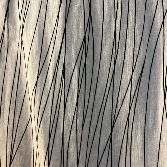 Fridaze 100% linen white with black lines top. Size Small. - Picture 7 of 9